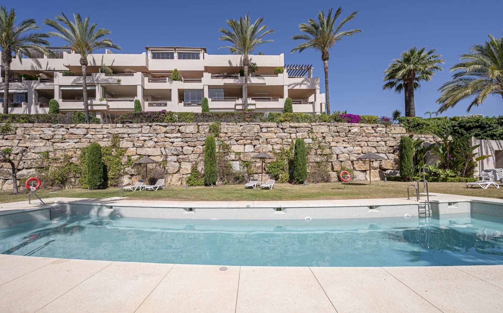 2 bedroom Apartment for sale in Estepona with pool garage - € 579,000 (Ref: 9663930)