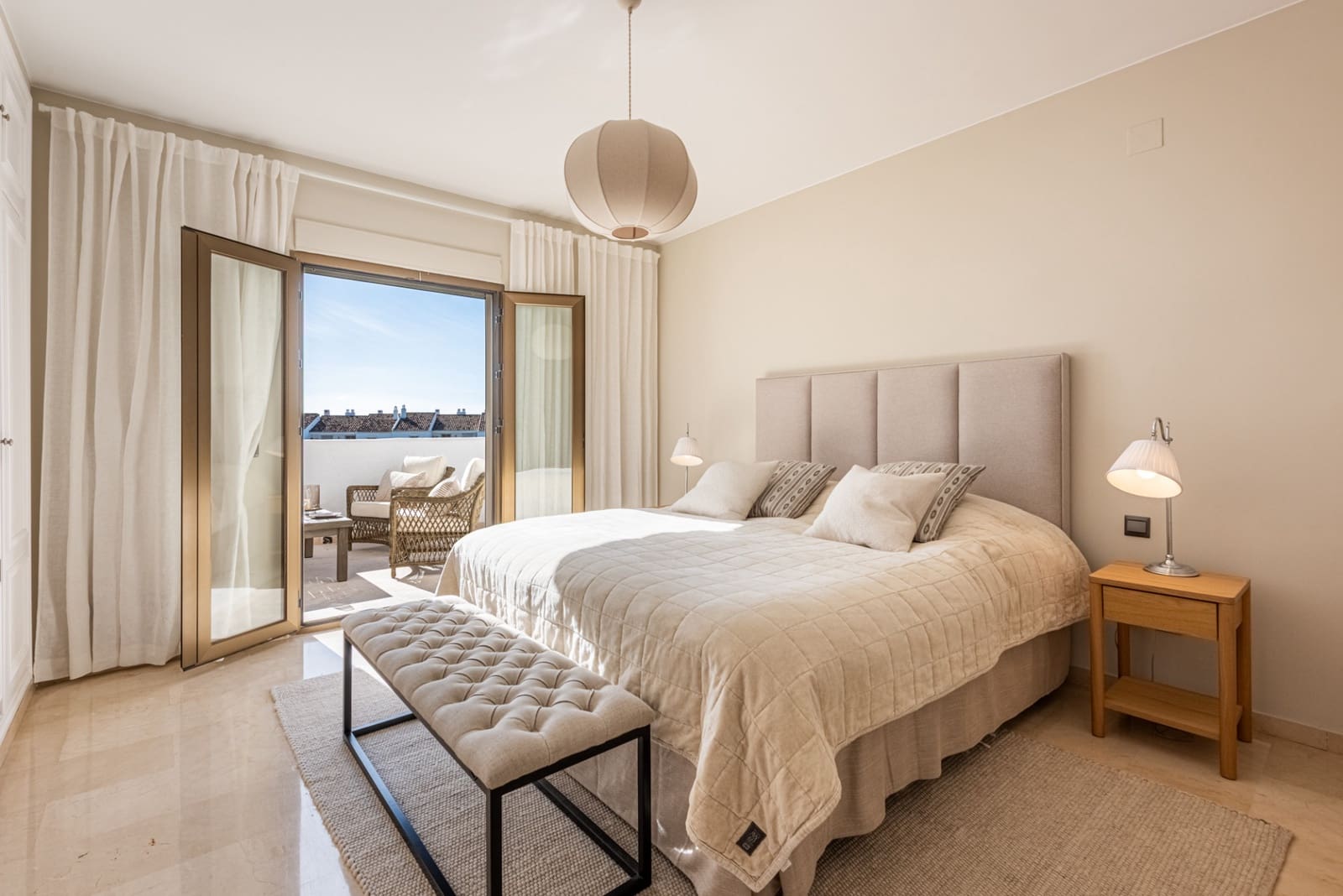 Apartamento de 2 habitaciones en Nueva Andalucia en venta con piscina - 858.000 € (Ref: 9663933)