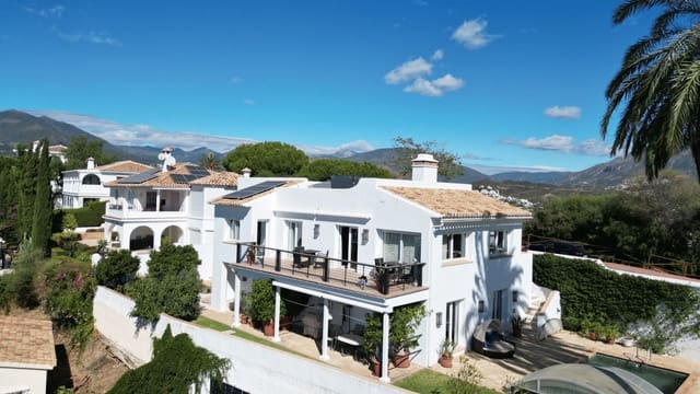 Chalet de 4 habitaciones en La Dama de Noche - La Alzambra, Marbella en venta con piscina - 1.995.000 € (Ref: 9663934)