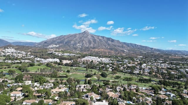 Chalet de 4 habitaciones en La Dama de Noche - La Alzambra, Marbella en venta con piscina - 1.995.000 € (Ref: 9663934)