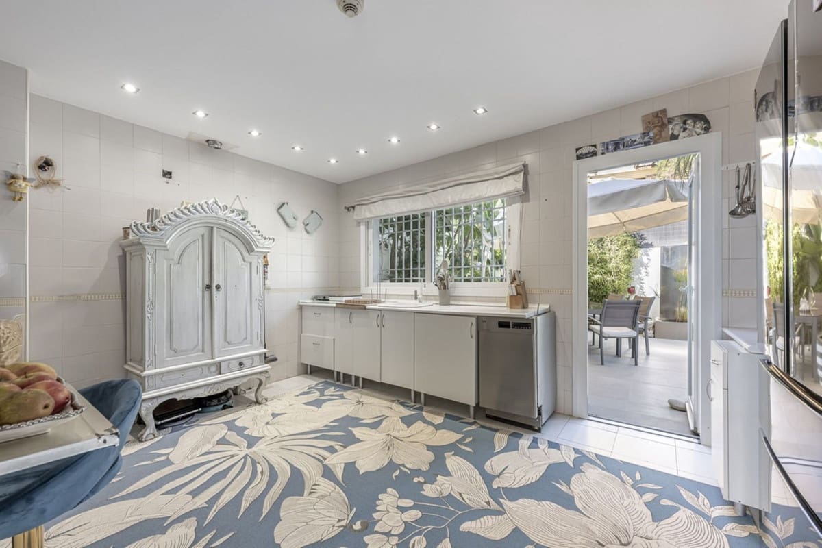 3 bedroom Townhouse for sale in Ojen with garage - € 980,000 (Ref: 9663945)