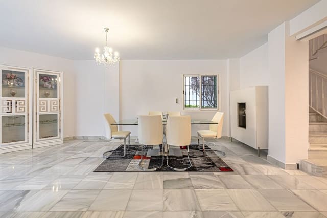 2 soveværelse Byhus til salg i La Dama de Noche - La Alzambra, Marbella med swimmingpool garage - € 599.000 (Ref: 9663946)