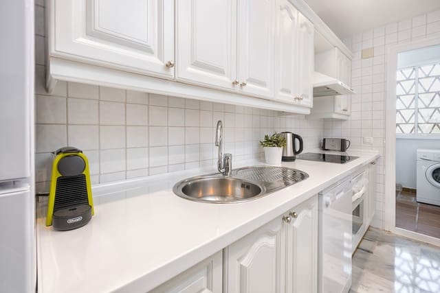 2 soverom Leilighet til salgs i Calahonda, Mijas med svømmebasseng garasje - € 595 000 (Ref: 9663954)