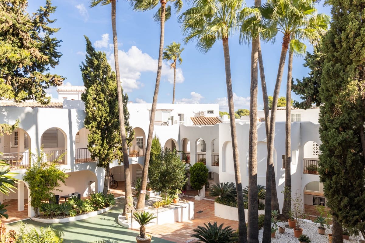 Apartamento de 2 habitaciones en Nueva Andalucia en venta con piscina - 495.000 € (Ref: 9663970)