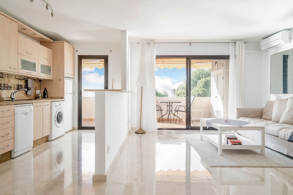 2 slaapkamer Appartement te koop in Nueva Andalucia met zwembad - € 499.000 (Ref: 9663971)