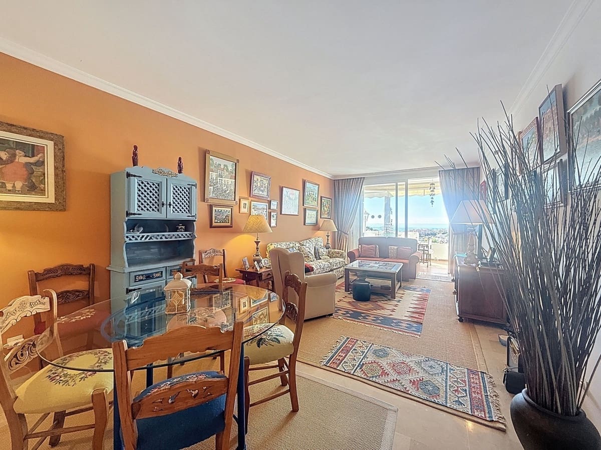 2 bedroom Apartment for sale in La Duquesa / Puerto de la Duquesa with pool - € 400,000 (Ref: 9663975)