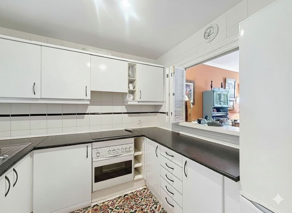 2 bedroom Apartment for sale in La Duquesa / Puerto de la Duquesa with pool - € 400,000 (Ref: 9663975)