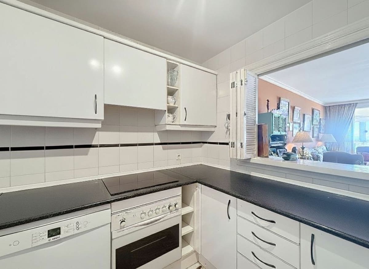 2 bedroom Apartment for sale in La Duquesa / Puerto de la Duquesa with pool - € 400,000 (Ref: 9663975)