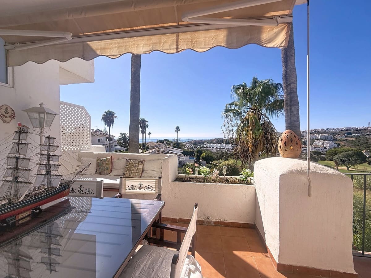 2 bedroom Apartment for sale in La Duquesa / Puerto de la Duquesa with pool - € 400,000 (Ref: 9663975)