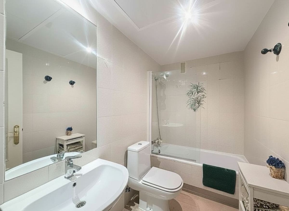 2 bedroom Apartment for sale in La Duquesa / Puerto de la Duquesa with pool - € 400,000 (Ref: 9663975)