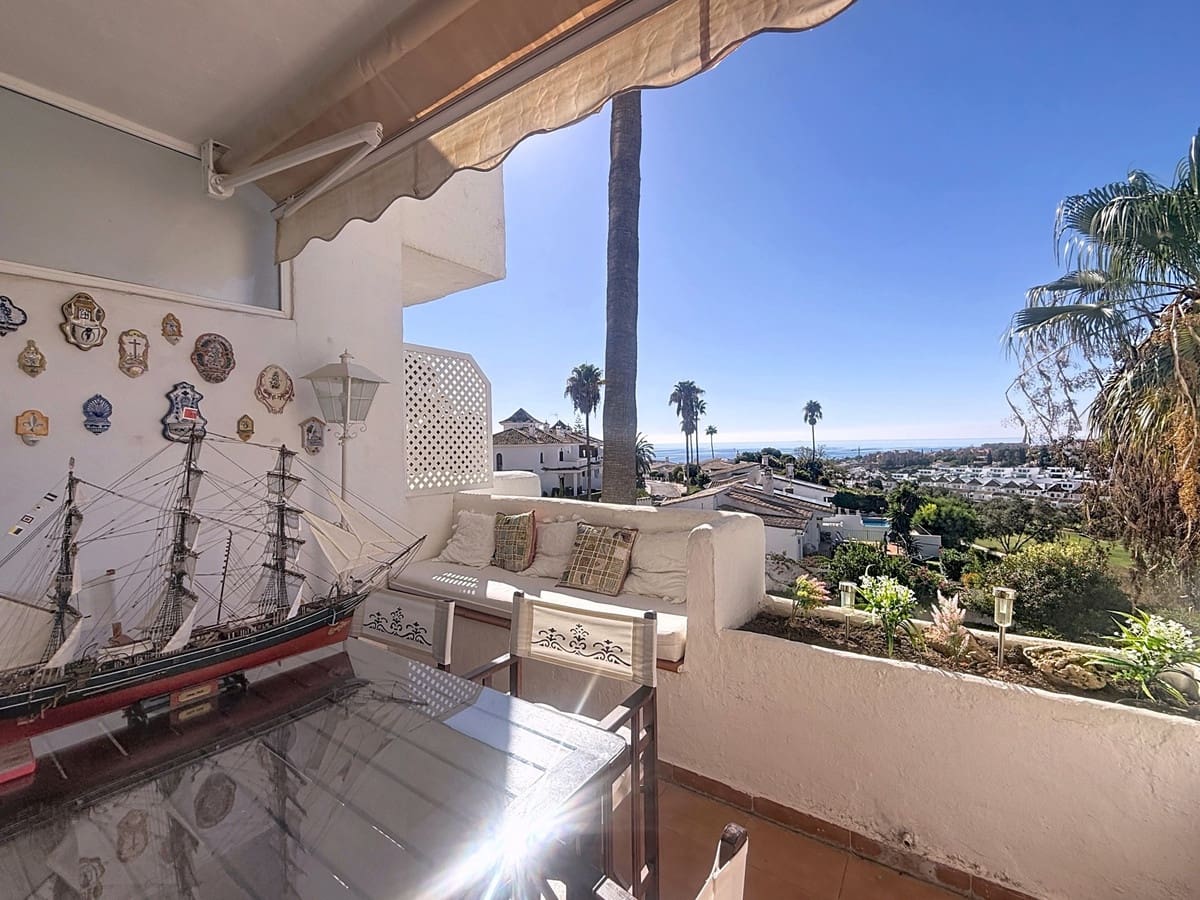 2 bedroom Apartment for sale in La Duquesa / Puerto de la Duquesa with pool - € 400,000 (Ref: 9663975)