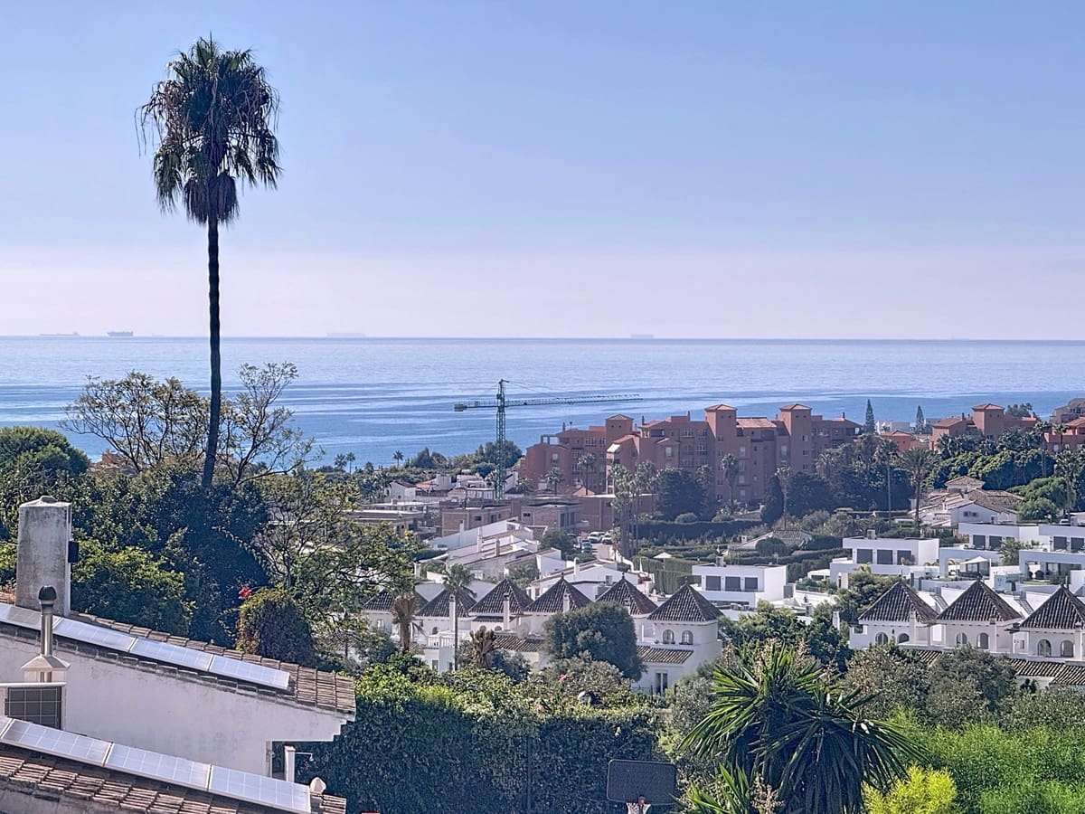 2 bedroom Apartment for sale in La Duquesa / Puerto de la Duquesa with pool - € 400,000 (Ref: 9663975)