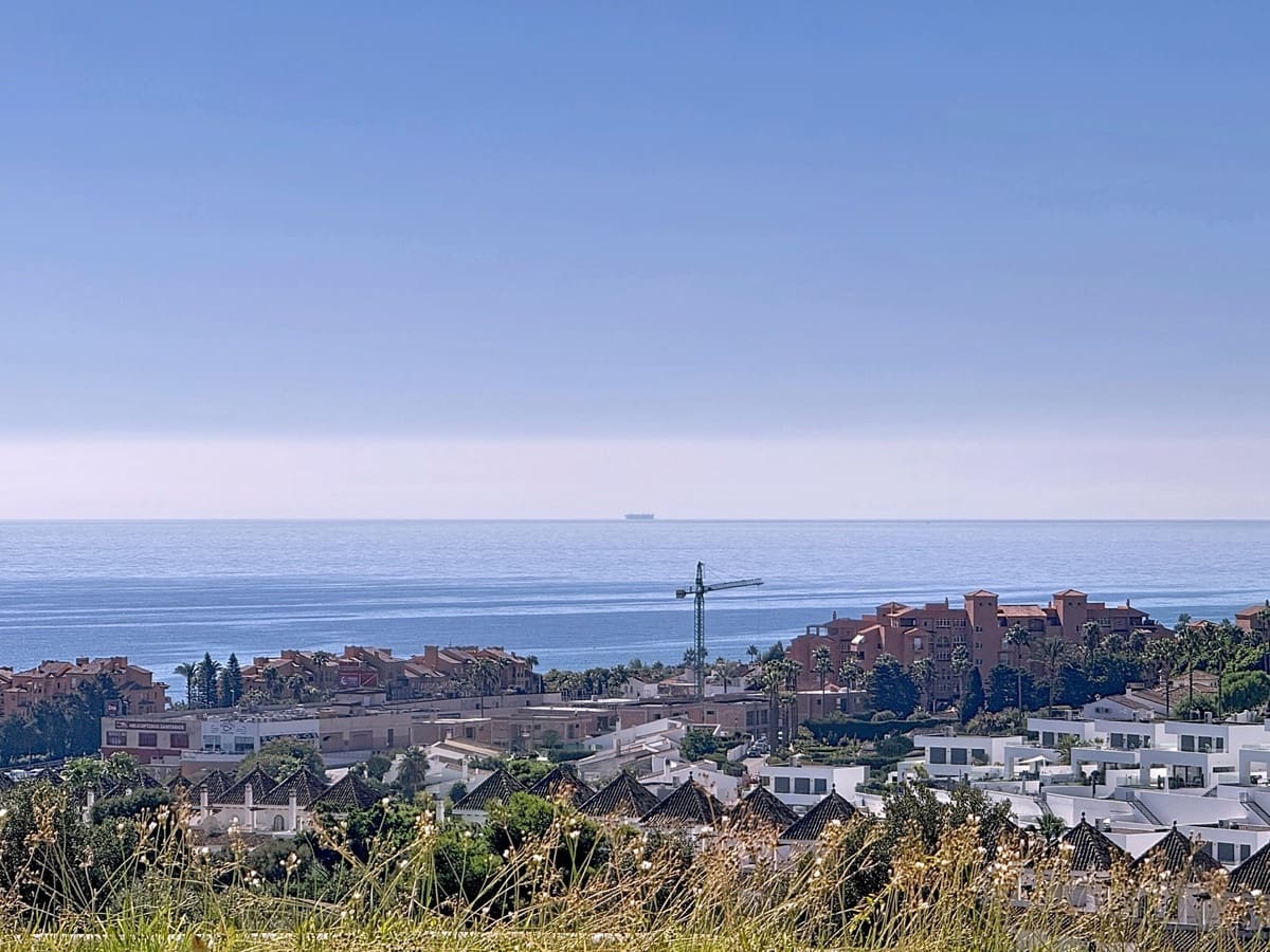 2 bedroom Apartment for sale in La Duquesa / Puerto de la Duquesa with pool - € 400,000 (Ref: 9663975)