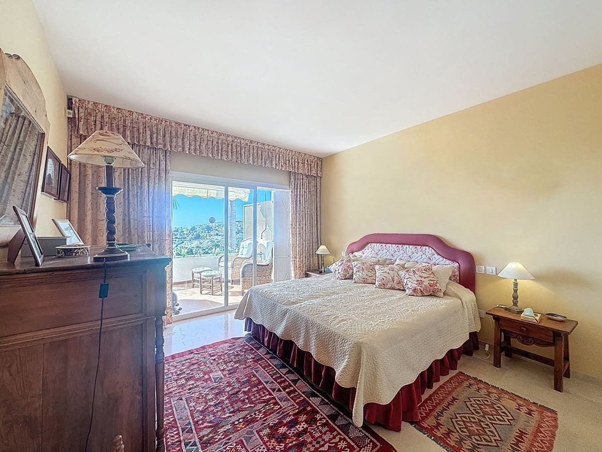 2 bedroom Apartment for sale in La Duquesa / Puerto de la Duquesa with pool - € 400,000 (Ref: 9663975)