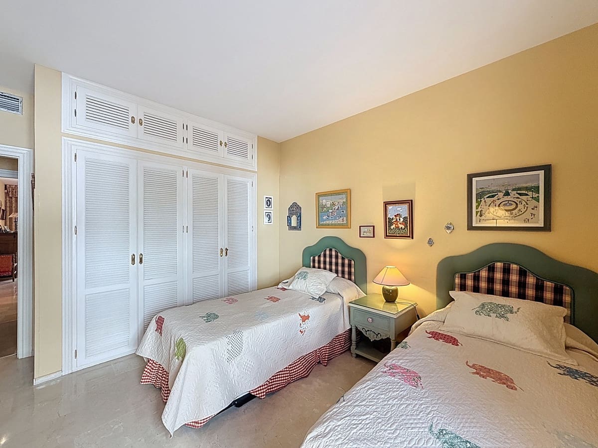 2 bedroom Apartment for sale in La Duquesa / Puerto de la Duquesa with pool - € 400,000 (Ref: 9663975)