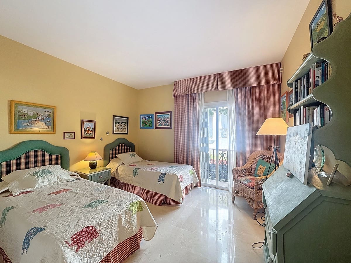 2 bedroom Apartment for sale in La Duquesa / Puerto de la Duquesa with pool - € 400,000 (Ref: 9663975)