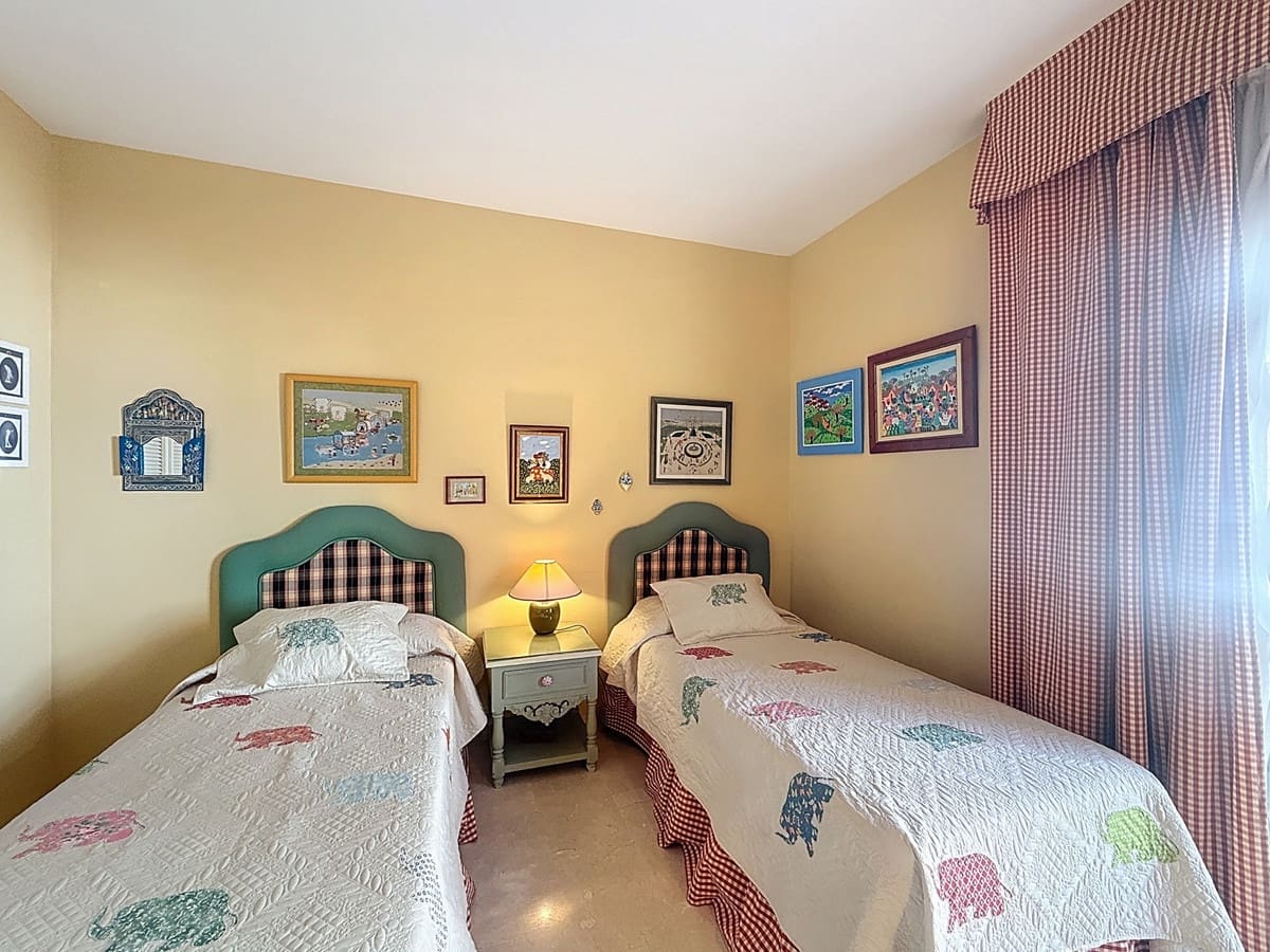 2 bedroom Apartment for sale in La Duquesa / Puerto de la Duquesa with pool - € 400,000 (Ref: 9663975)