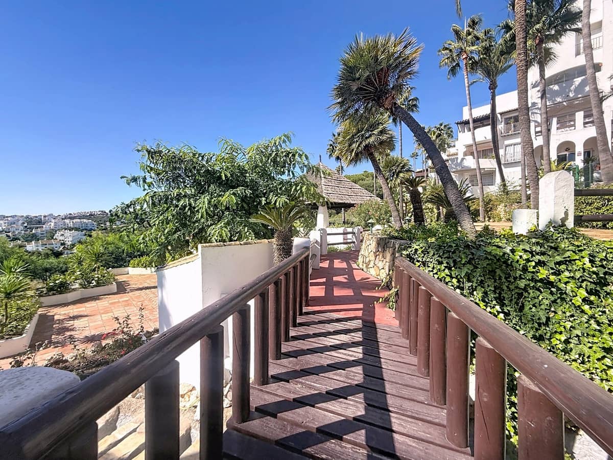 2 bedroom Apartment for sale in La Duquesa / Puerto de la Duquesa with pool - € 400,000 (Ref: 9663975)