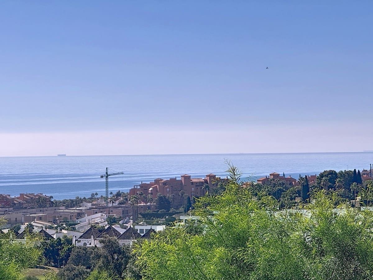 2 bedroom Apartment for sale in La Duquesa / Puerto de la Duquesa with pool - € 400,000 (Ref: 9663975)