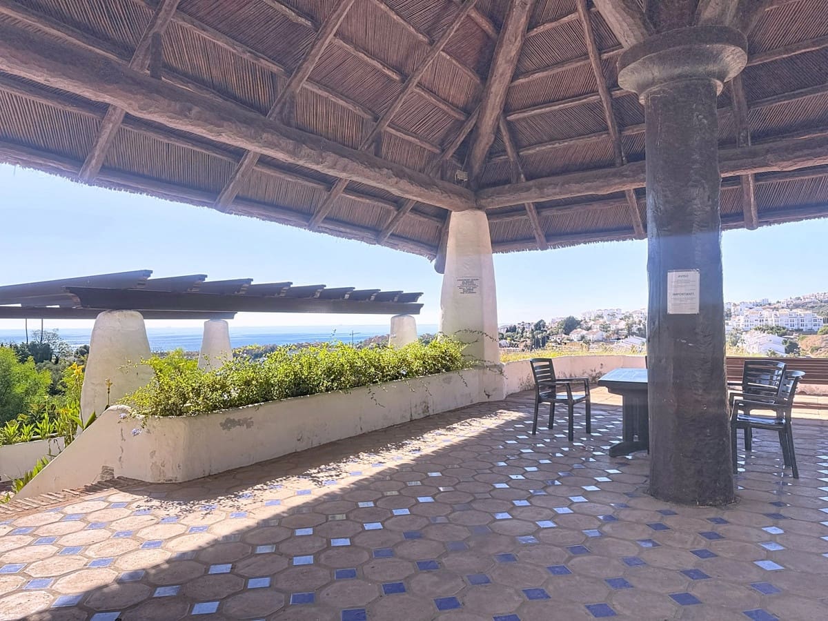 2 bedroom Apartment for sale in La Duquesa / Puerto de la Duquesa with pool - € 400,000 (Ref: 9663975)