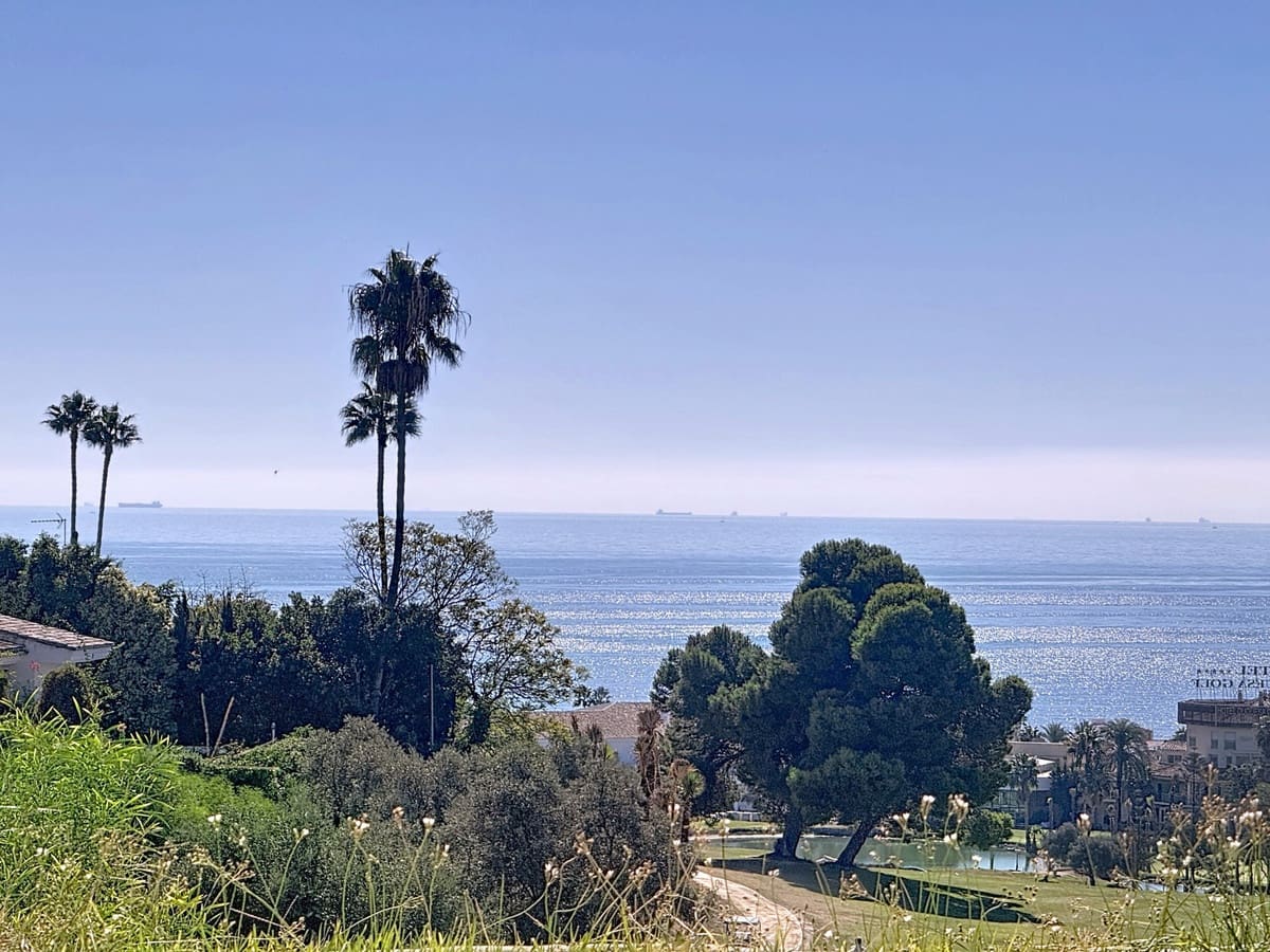 2 bedroom Apartment for sale in La Duquesa / Puerto de la Duquesa with pool - € 400,000 (Ref: 9663975)