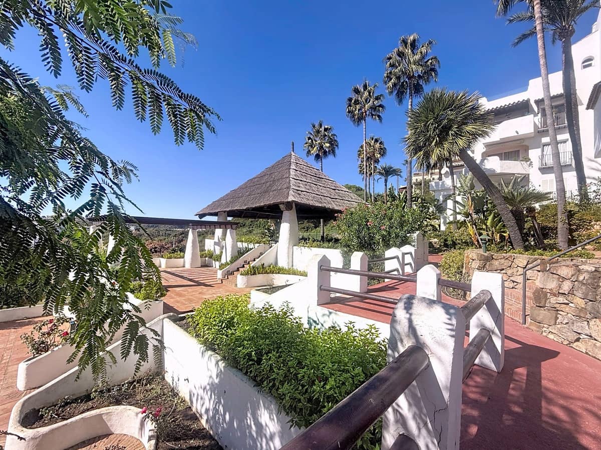 2 bedroom Apartment for sale in La Duquesa / Puerto de la Duquesa with pool - € 400,000 (Ref: 9663975)