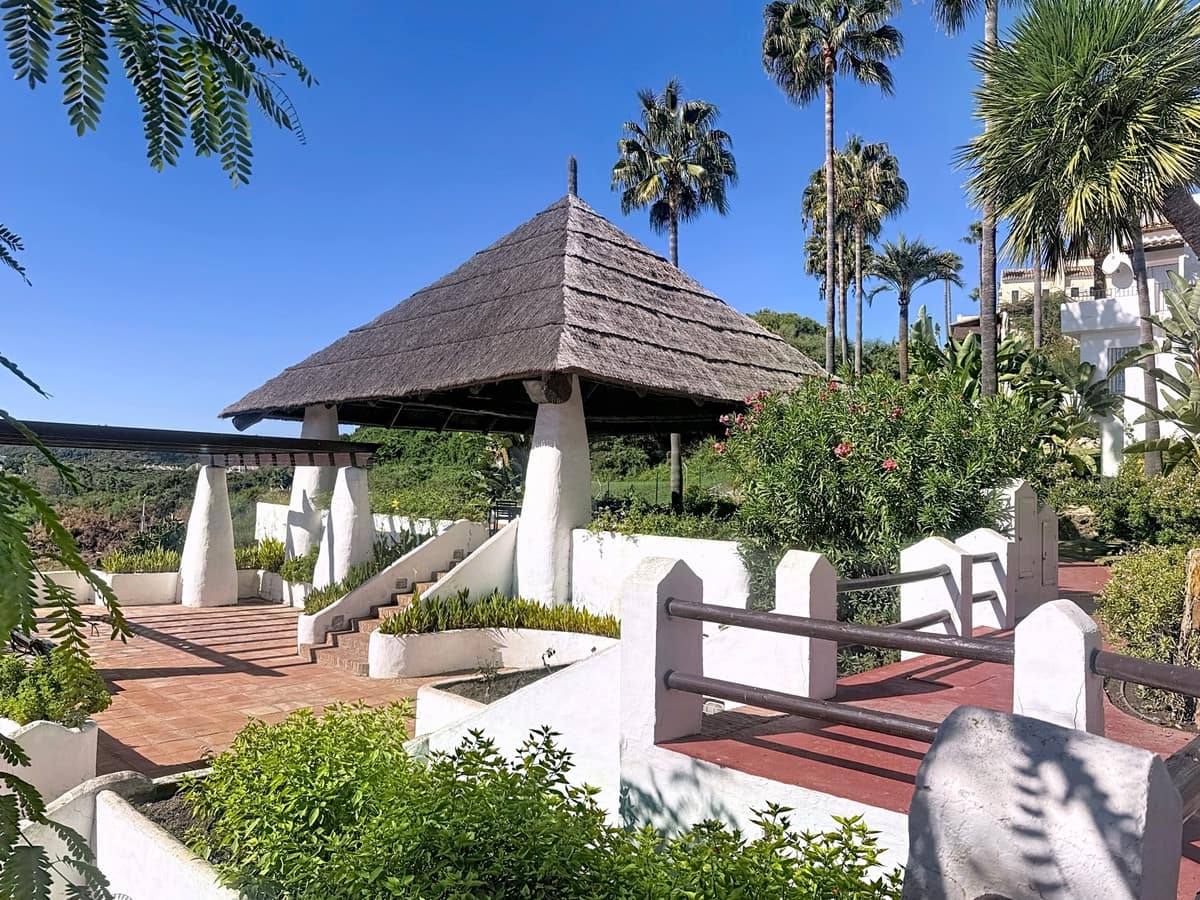 2 bedroom Apartment for sale in La Duquesa / Puerto de la Duquesa with pool - € 400,000 (Ref: 9663975)