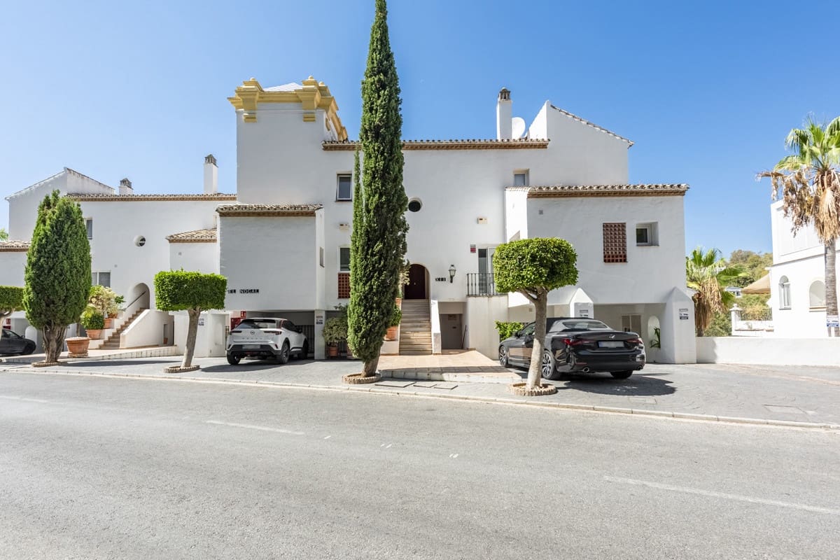 2 soveværelse Lejlighed til salg i La Quinta med swimmingpool - € 410.000 (Ref: 9663979)