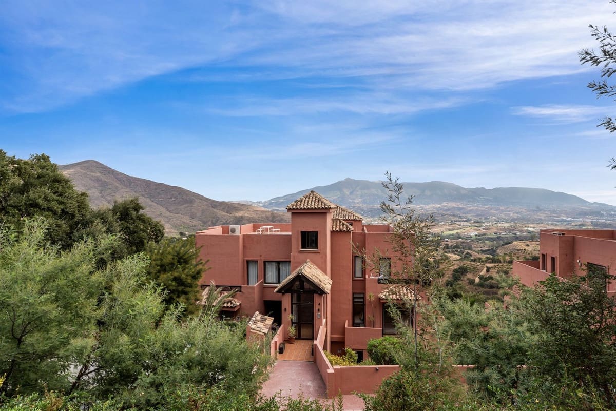 2 bedroom Apartment for sale in La Mairena with pool - € 485,000 (Ref: 9663982)