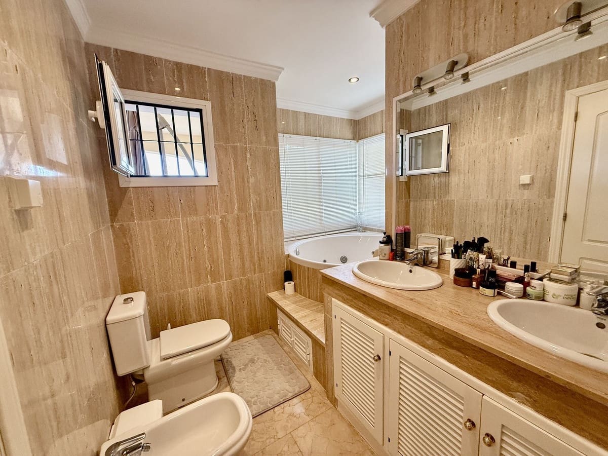 2 Zimmer Apartment zu verkaufen in Elviria mit Pool - 440.000 € (Ref: 9663983)