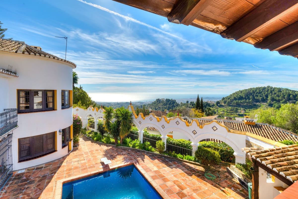4 bedroom Villa for sale in Mijas with pool garage - € 1,399,000 (Ref: 9663998)