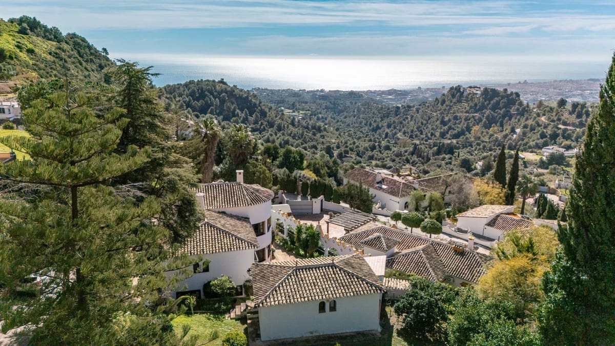 4 bedroom Villa for sale in Mijas with pool garage - € 1,399,000 (Ref: 9663998)