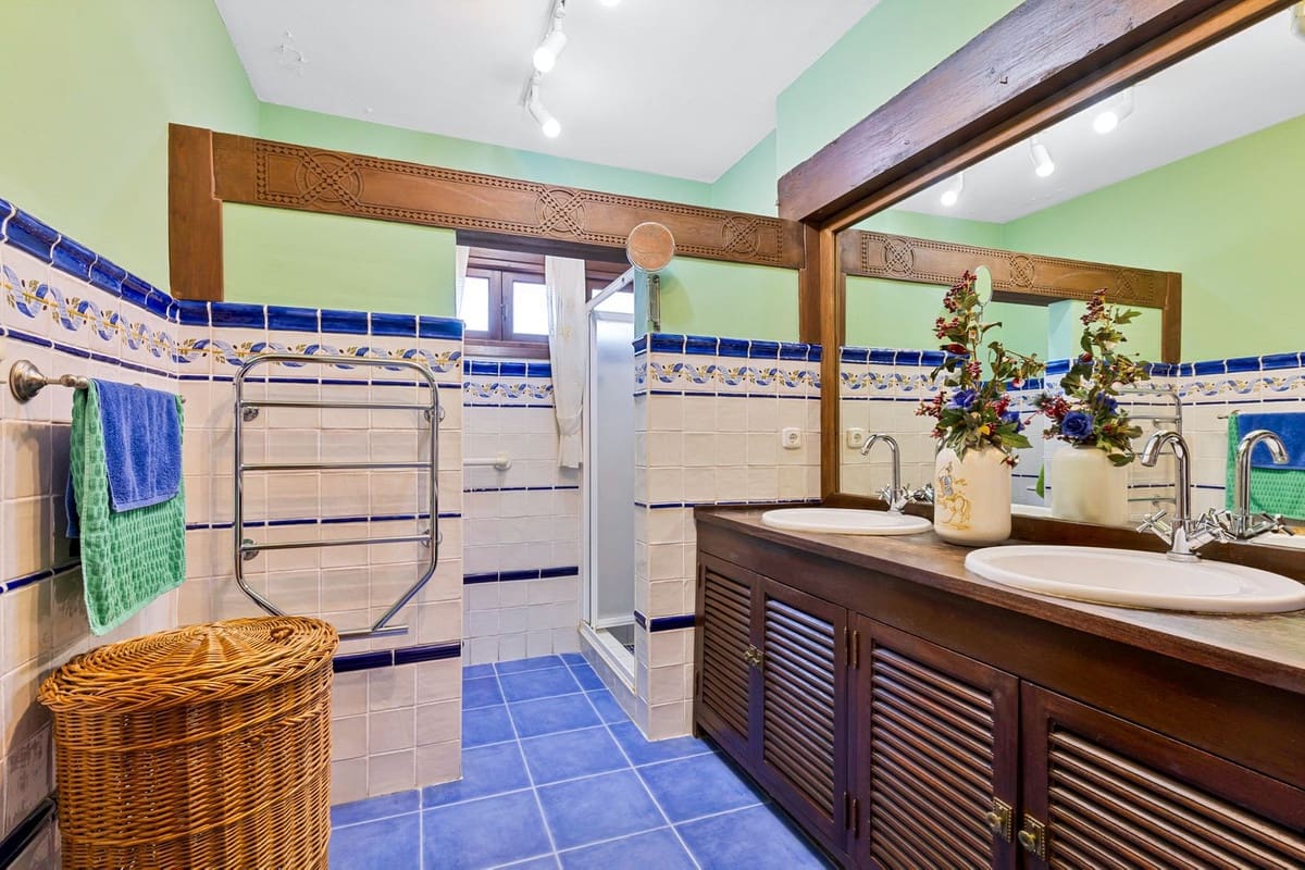 4 bedroom Villa for sale in Mijas with pool garage - € 1,399,000 (Ref: 9663998)