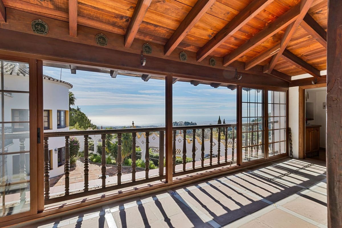 4 bedroom Villa for sale in Mijas with pool garage - € 1,399,000 (Ref: 9663998)