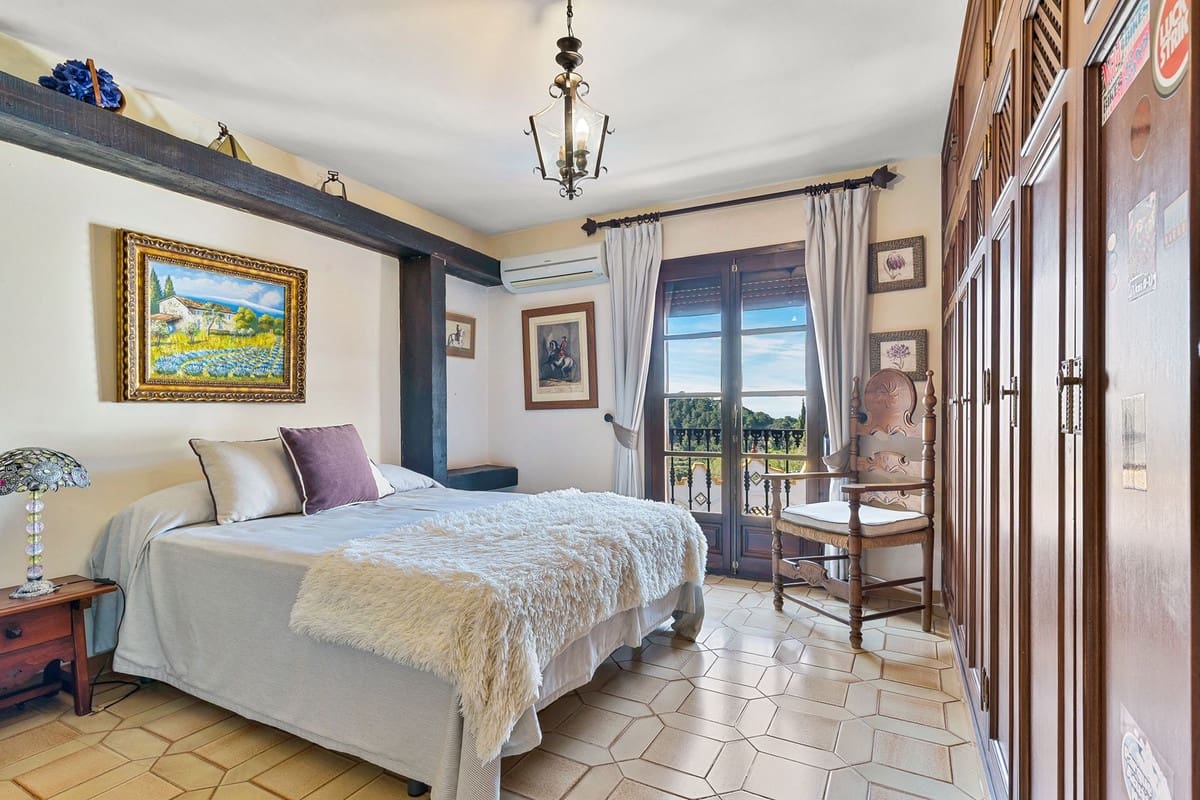 4 bedroom Villa for sale in Mijas with pool garage - € 1,399,000 (Ref: 9663998)