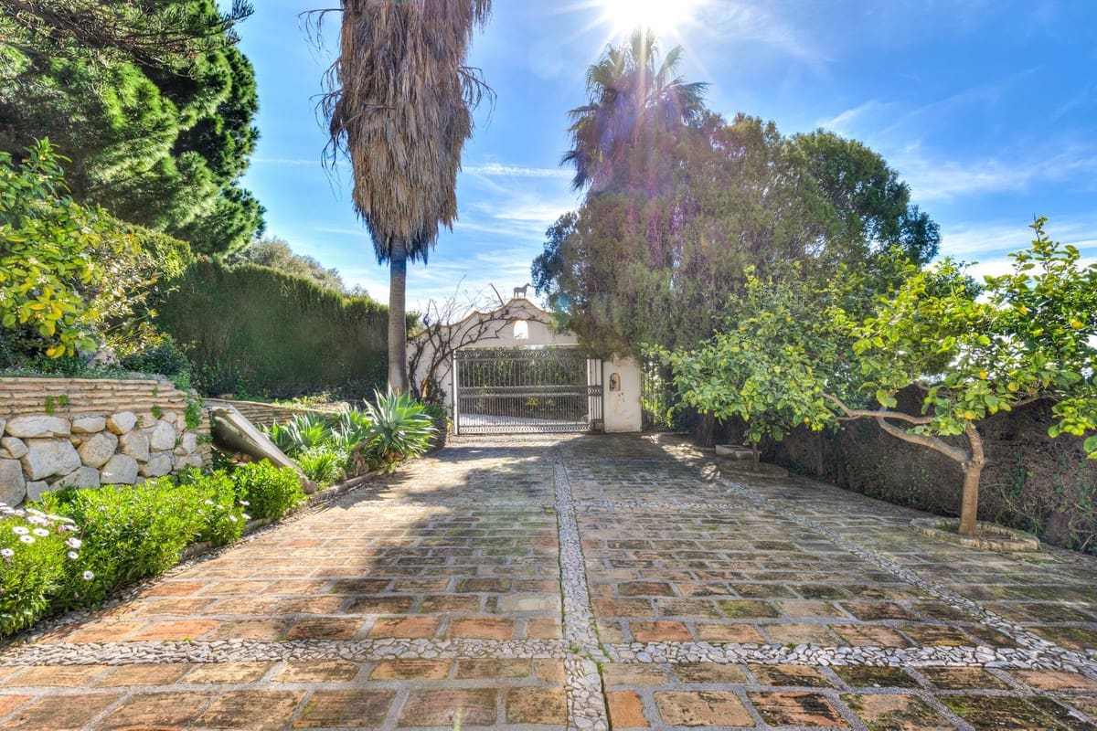 4 bedroom Villa for sale in Mijas with pool garage - € 1,399,000 (Ref: 9663998)