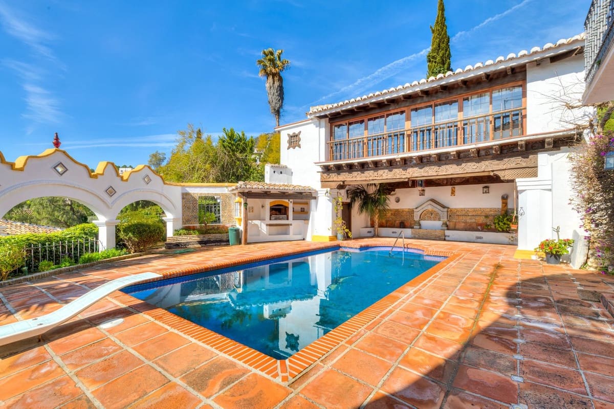 4 bedroom Villa for sale in Mijas with pool garage - € 1,399,000 (Ref: 9663998)