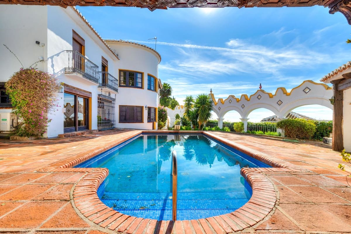 4 bedroom Villa for sale in Mijas with pool garage - € 1,399,000 (Ref: 9663998)