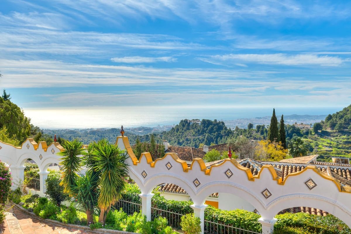 4 bedroom Villa for sale in Mijas with pool garage - € 1,399,000 (Ref: 9663998)