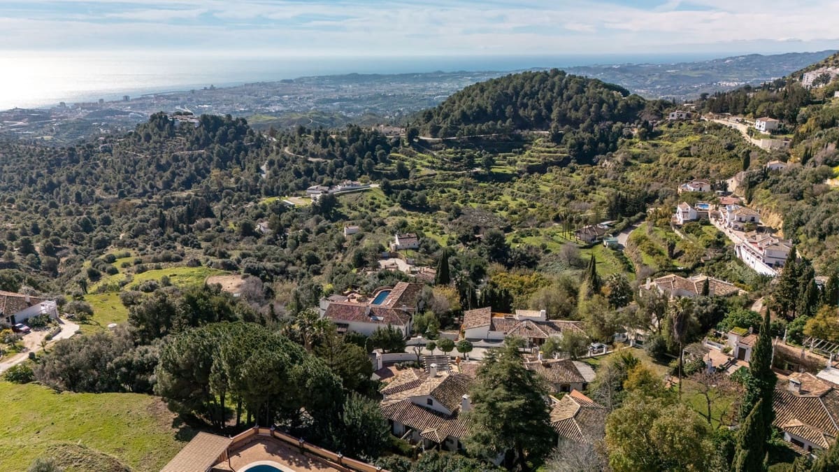 4 bedroom Villa for sale in Mijas with pool garage - € 1,399,000 (Ref: 9663998)