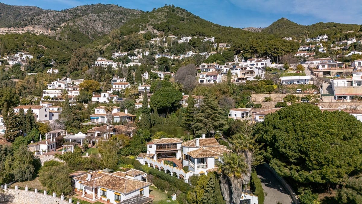 4 bedroom Villa for sale in Mijas with pool garage - € 1,399,000 (Ref: 9663998)