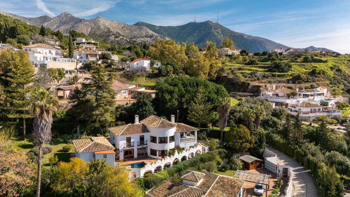 4 bedroom Villa for sale in Mijas with pool garage - € 1,399,000 (Ref: 9663998)