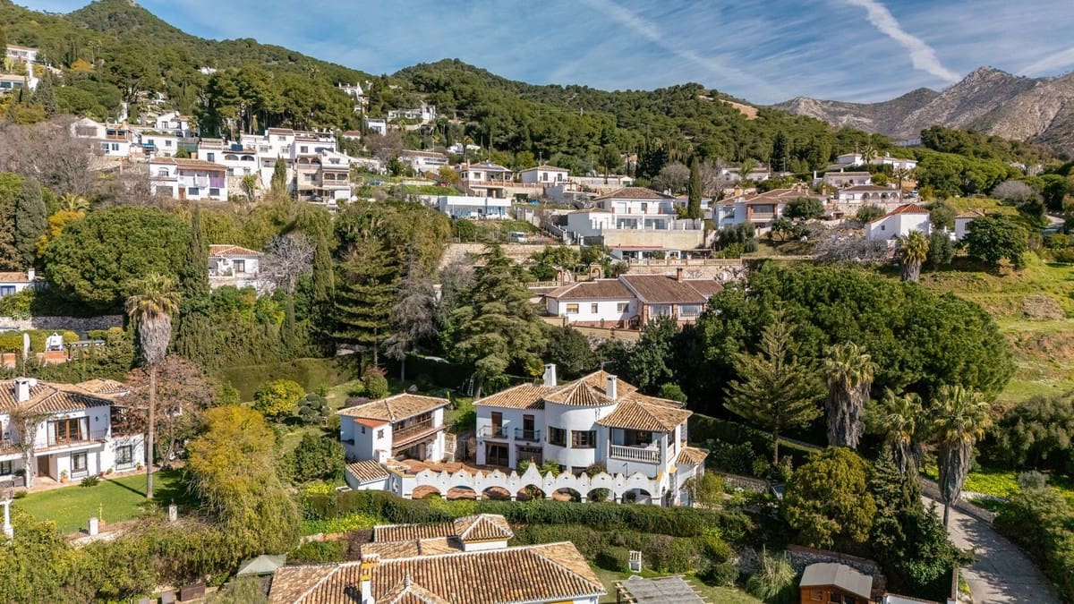 4 bedroom Villa for sale in Mijas with pool garage - € 1,399,000 (Ref: 9663998)