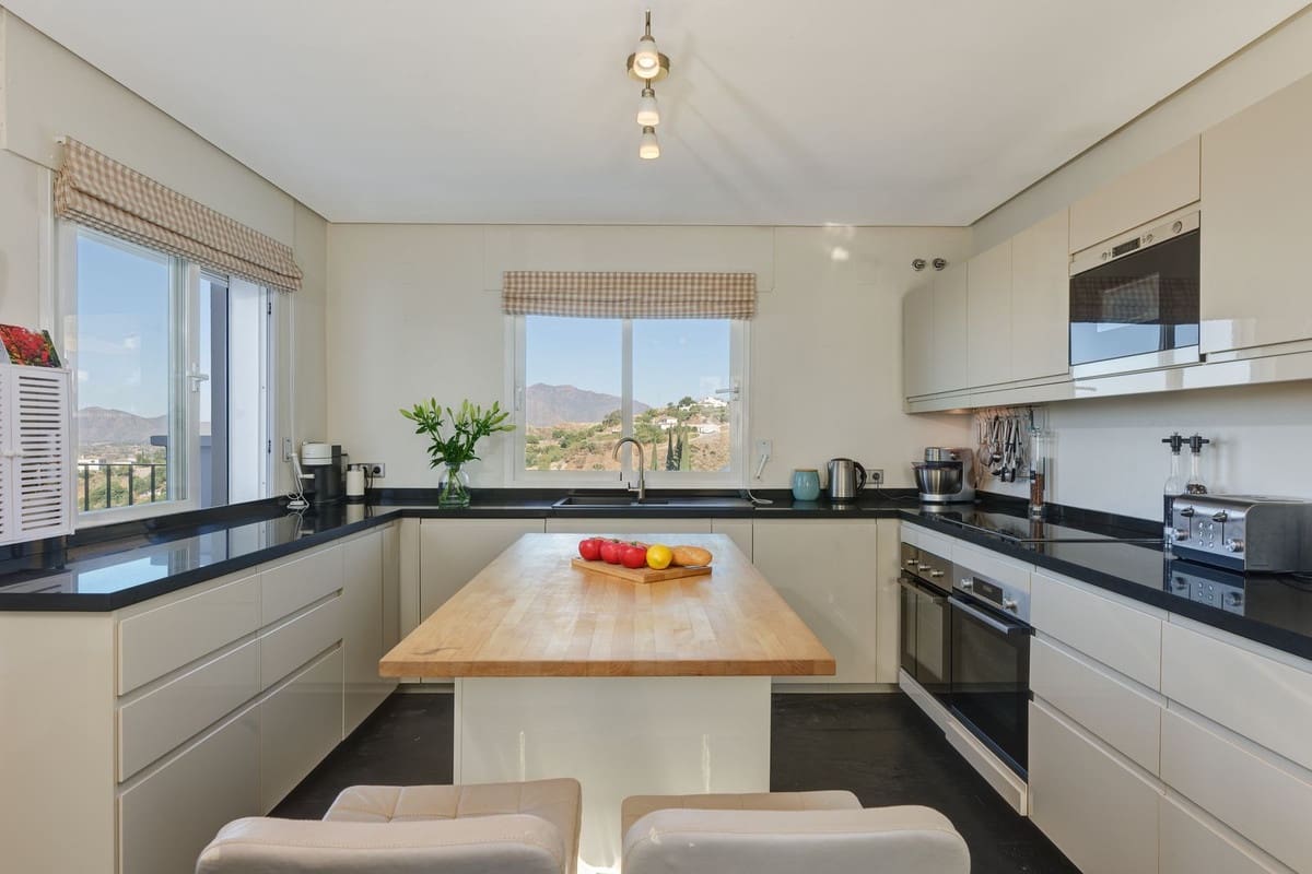6 soverom Villa til salgs i Mijas med svømmebasseng garasje - € 1 850 000 (Ref: 9664005)