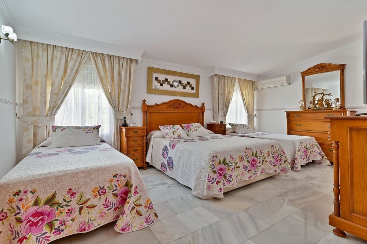 4 bedroom Villa for sale in Mijas with pool - € 1,100,000 (Ref: 9664006)