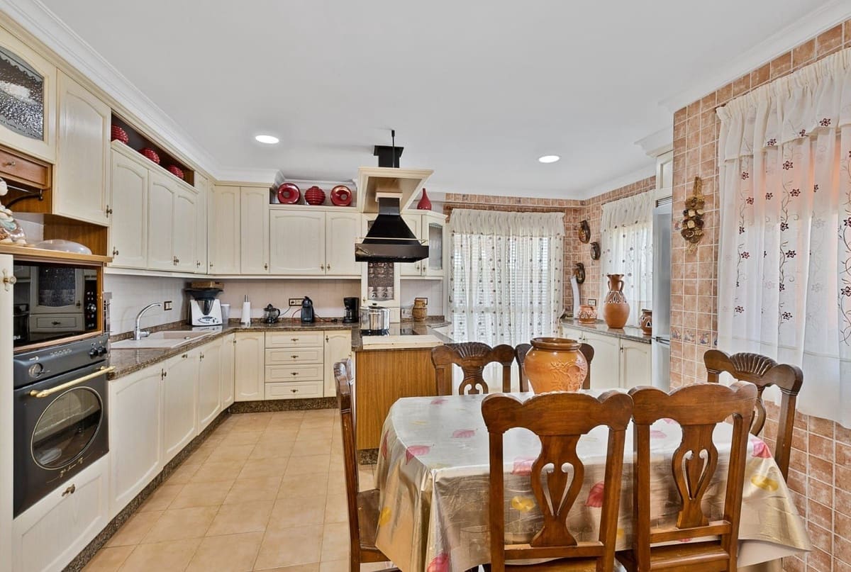 4 bedroom Villa for sale in Mijas with pool - € 1,100,000 (Ref: 9664006)