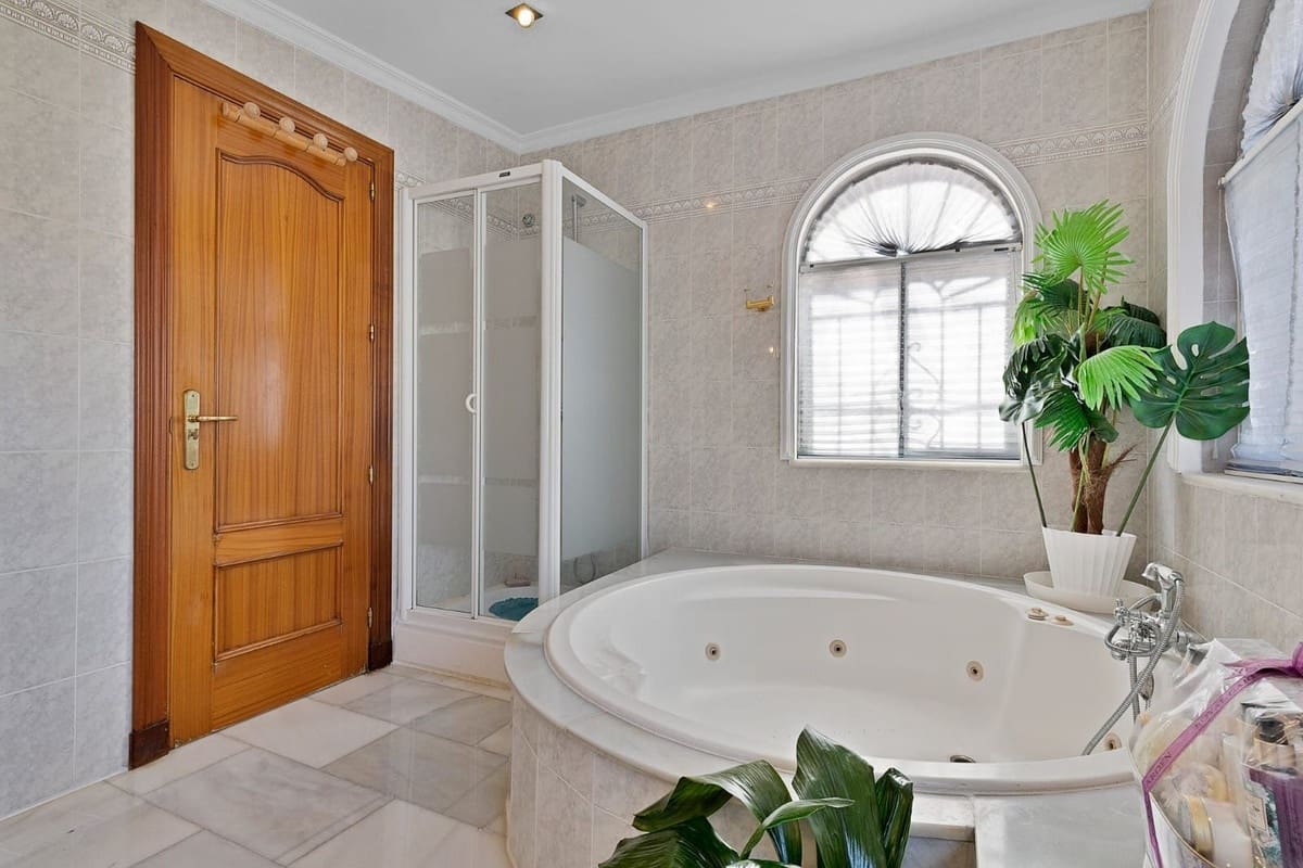 4 bedroom Villa for sale in Mijas with pool - € 1,100,000 (Ref: 9664006)