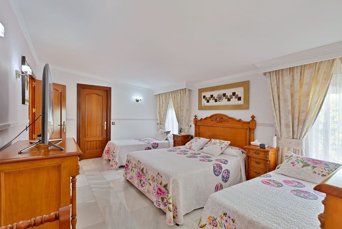 4 bedroom Villa for sale in Mijas with pool - € 1,100,000 (Ref: 9664006)