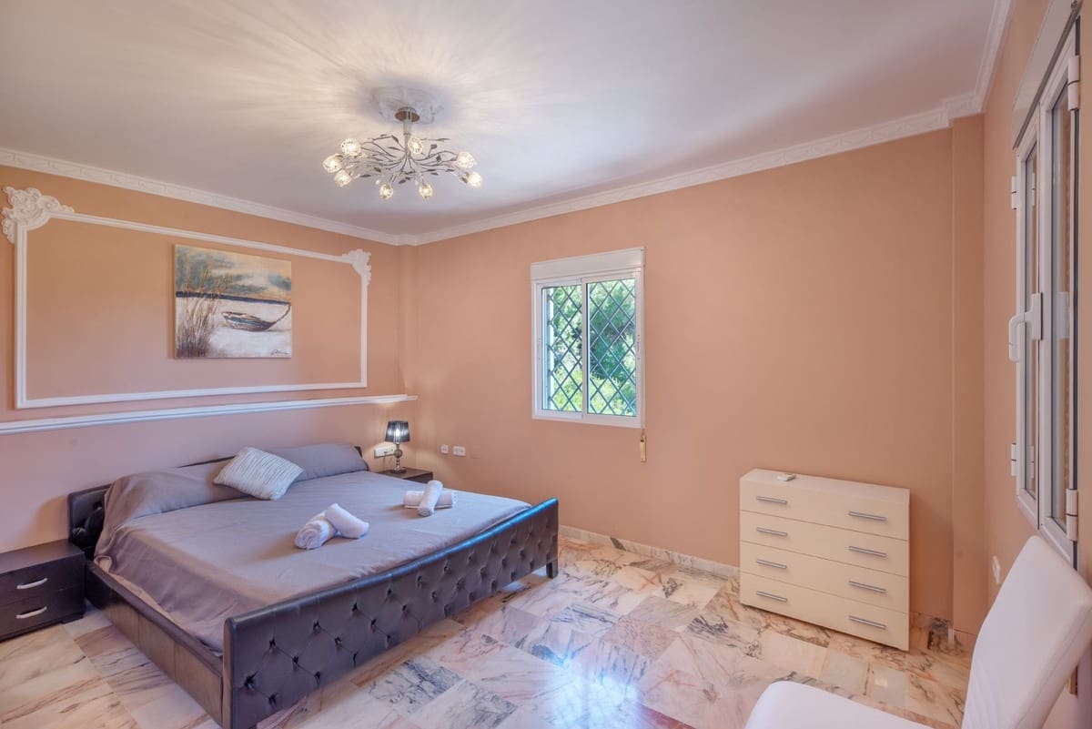 10 chambre Villa/Maison à vendre à Las Chapas avec piscine - 1 880 000 € (Ref: 9664007)