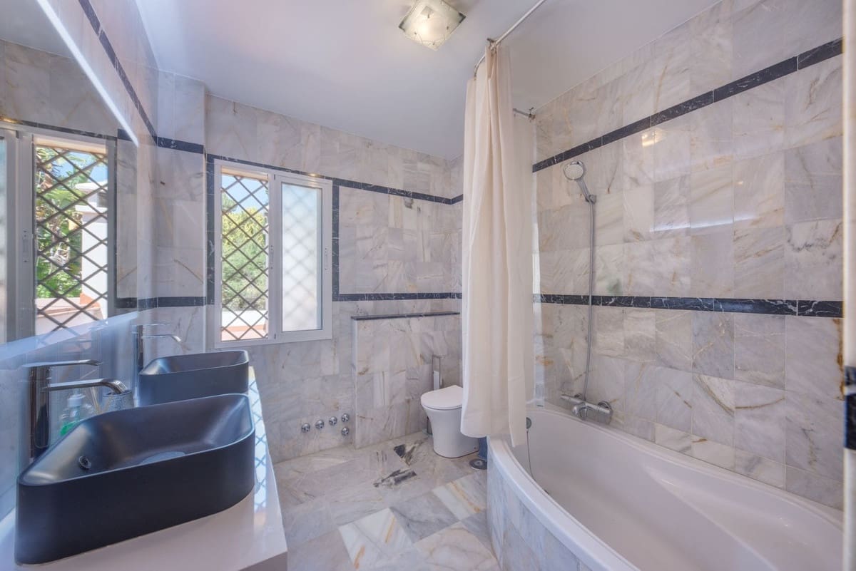 10 chambre Villa/Maison à vendre à Las Chapas avec piscine - 1 880 000 € (Ref: 9664007)